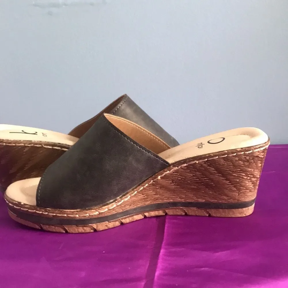 NWOT B Comfort charcoal gray faux leather slip on summer wedge sandals size 10
